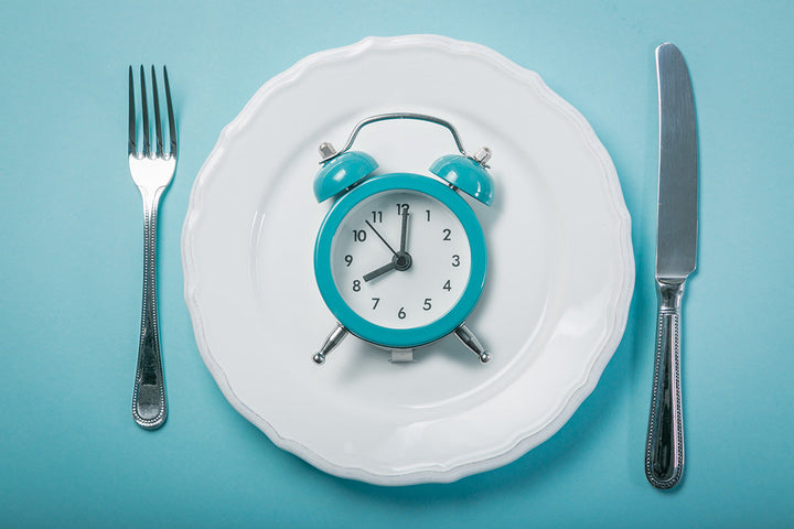 An illustration about how to time your meals when practicing intermittent fasting